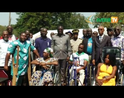 Moussa Dramé offre des Fauteuils roulants et Tricycles aux handicapés physiques de DIVO