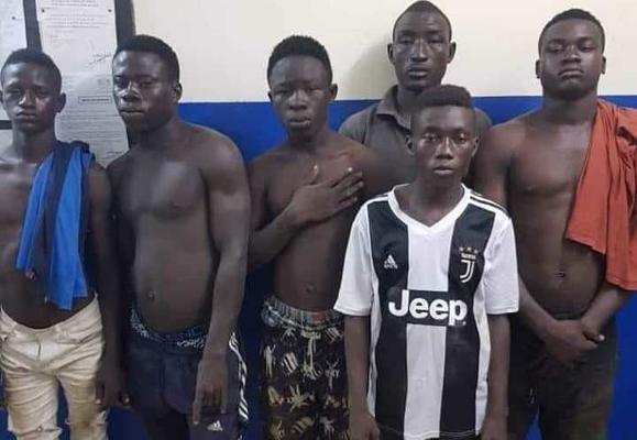 Commissariat de Police du 34me arrondissement de d'Abobo Baoul: Interpellation de 06 individus qui dorment dans des '' Gbakas '' et qui s'attaquent tt le matin aux populations.
