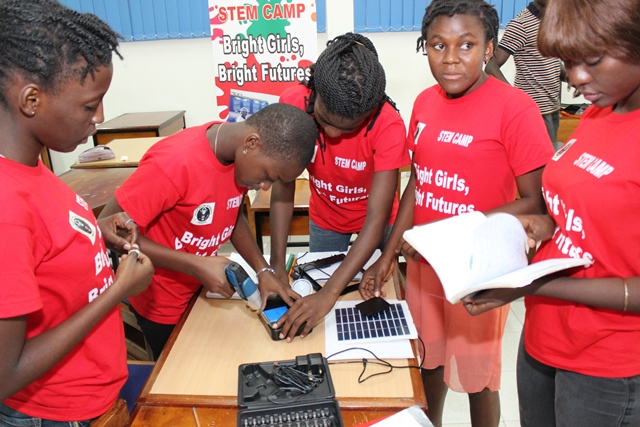 L'Ambassade des Etats-Unis encourage les jeunes filles  choisir les matires scientifiques
