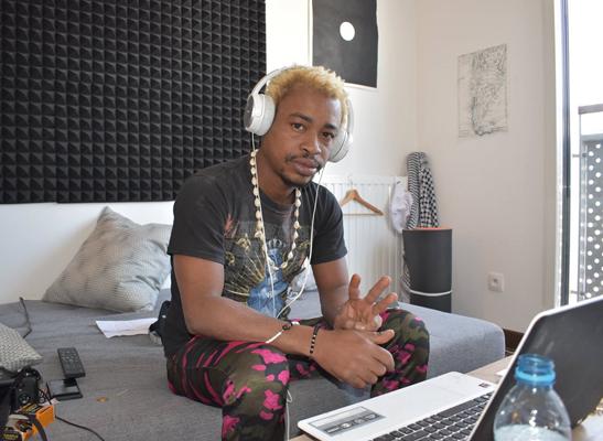 Aprs l'avoir accus d'entretenir des relations homosexuelles avec Eddie : DJ Rodrigue dbarque au domicile de S Kelly avec des agents de police