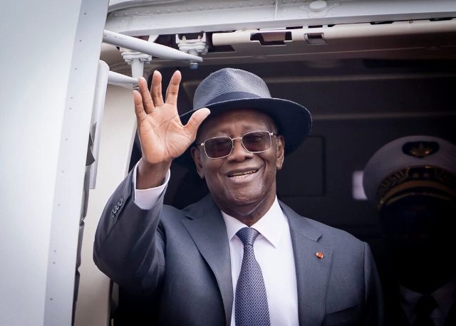 Alassane Ouattara s'envole pour la France