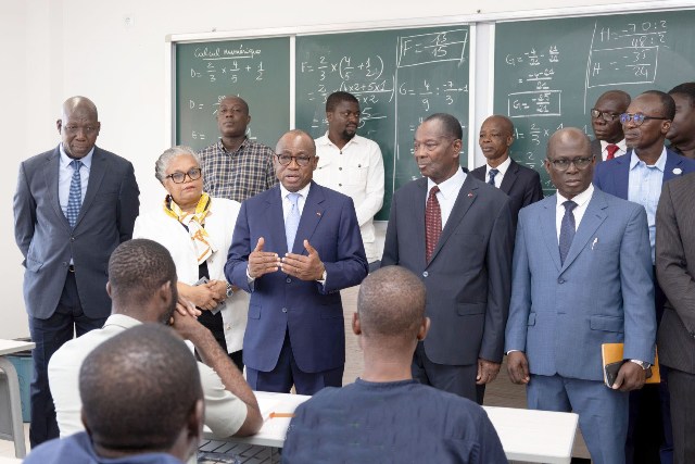 En C�te d'Ivoire, une campagne pour recruter et former des enseignants de mati�res scientifiques