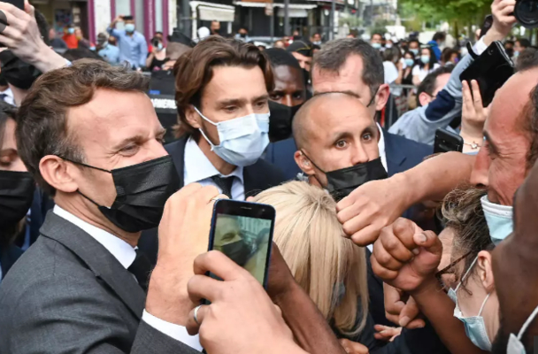 Après la gifle qu'il a reçu, Macron appelle à ne pas laisser ''des individus ultraviolents prendre possession du débat public''