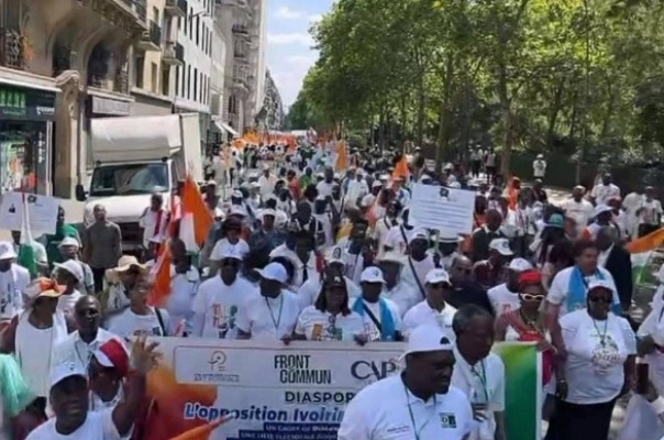 DES FEMMES IVOIRIENNES MARCHENT  PARIS CONTRE LA CANDIDATURE CONTROVERSE D'ALASSANE OUATTARA