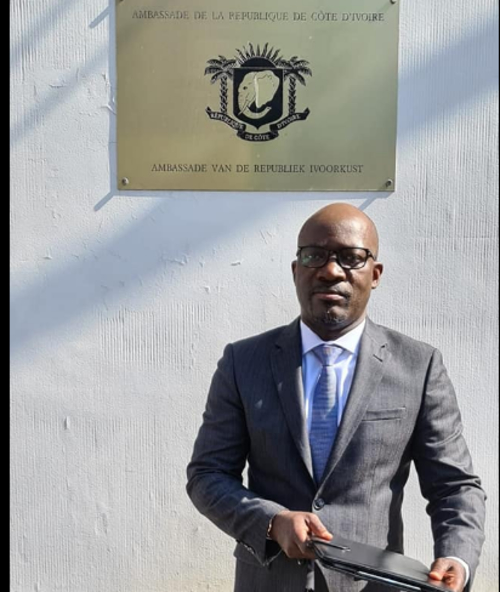 Bl Goud reu par le consul gnral de l'ambassade de Cte d'Ivoire en vue de la dlivrance de son passeport