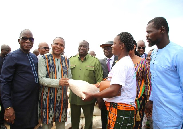 SCURIT ALIMENTAIRE : LE MINISTRE KOBENAN KOUASSI ADJOUMANI DISTRIBUE DES KITS DE PRODUCTION DE RIZ A 4 367 PRODUCTEURS DE LA RGION DE GBEKE