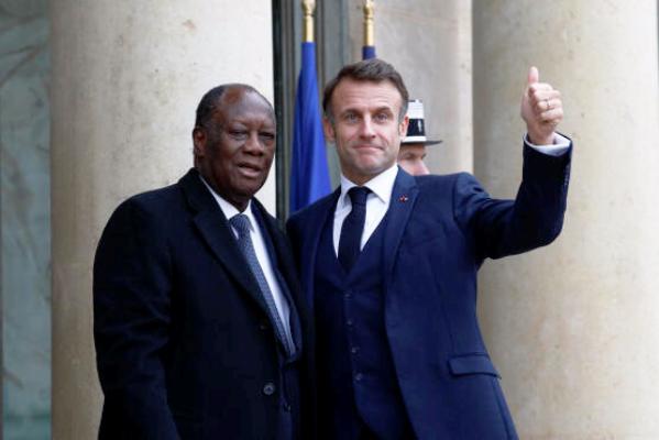 Emmanuel Macron et Alassane Ouattara discutent de la situation au Sahel  Paris