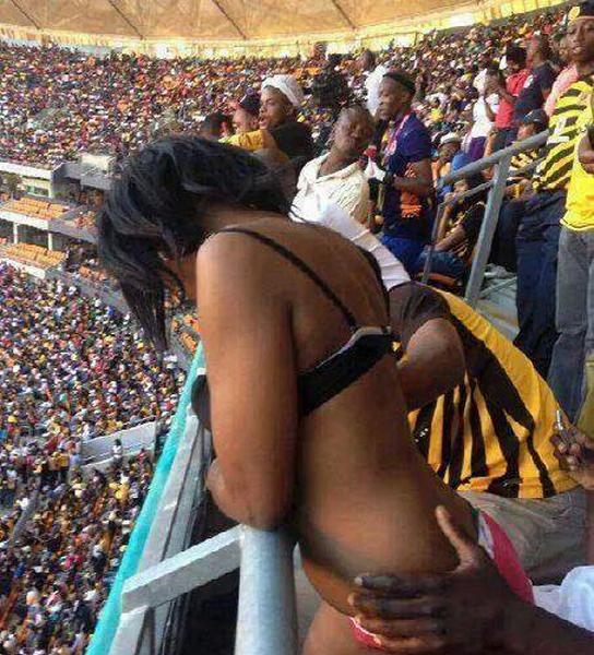 Une jeune fille ayant des rapports sexuelles en direct au stade en regardant le football!!