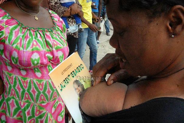 Yopougon Baron : Une femme allaite la photo de Laurent Gbagbo depuis le 29 novembre 2011, le jour de son transfrement  La Haye