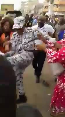 CTE D'IVOIRE: ADJAME, UN CIVIL GIFLE UN POLICIER. LA FOULE RAGIT