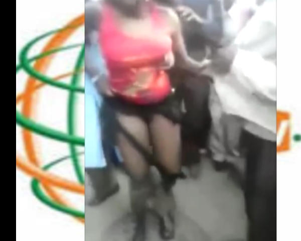 Vido: des hommes en colre saisissent une jeune femme. Voici ce qu'ils lui ont fait