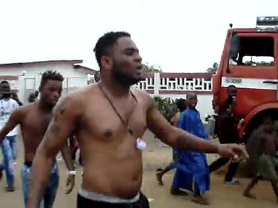 Un dj ivoirien (dj lewis) r�duit � se faire filmer en slip pour faire parler de lui...