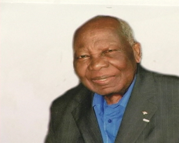 Hommage  M. One Toh Victor, Pre du Chef du Village Bt de New York