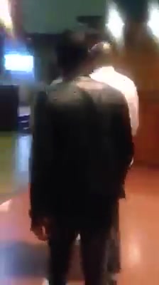 deux pasteurs d'une glise se battent violemment en plein culte!!!!.