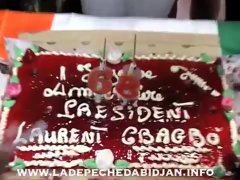 Spectacle de Gadji C�li � Saint-Denis : G�teau d'anniversaire pour le pr�sident Laurent Gbagbo