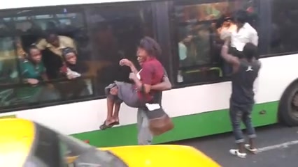 Abidjan Lundi 2 Mars il est 18h25 :Le bus tait tellement bourr qui a failli se renverser