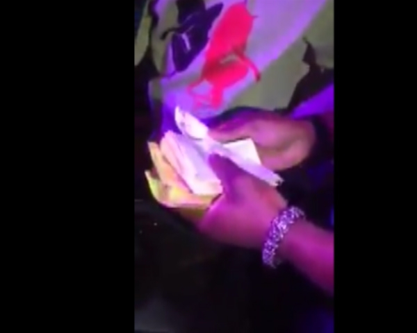 A peine arriv  Abidjan Bloco le Pitchitchi alias le Brouteur de Paris prsente ses 60 000 Euros dans une boite de nuit