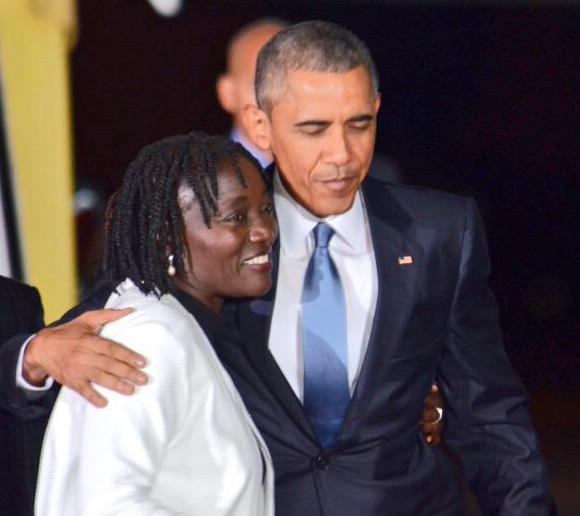 Le prsident amricain Barack Obama retrouve sa soeur  sa descente d'Air Force One,  Nairobi. Puis repas avec sa famille knyane