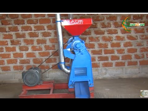 Dosso Kassimou, Prsident de l'ONG Sandji offre une dcortiqueuse aux femmes du village de Ballam