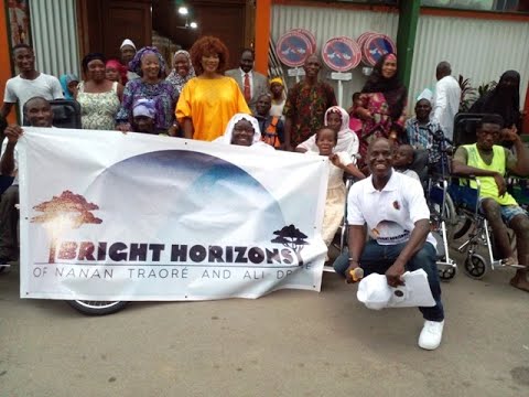 BRIGHT HORIZONS offre des fauteuils roulants et des tricycles aux handicaps physiques
